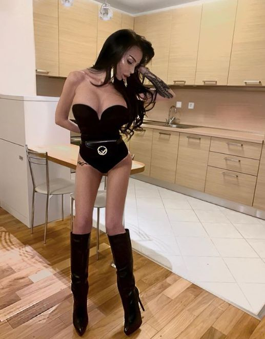 Голата Деси Фотосесията заприлича на обезобразен травестит! (СНИМКИ 18+)