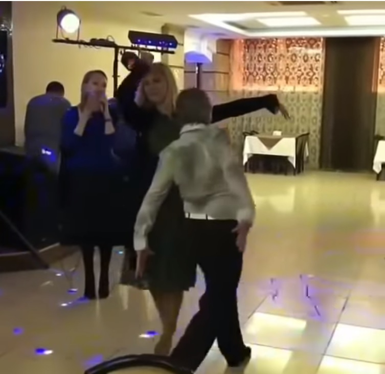 Тази лезгинка на блондинка събра очите на клиентите на ресторант (ВИДЕО)
