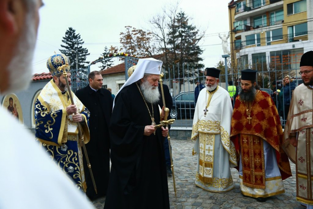 Фоторепортаж в БЛИЦ: Дядо Неофит освети обновен параклис навръх храмовия му празник