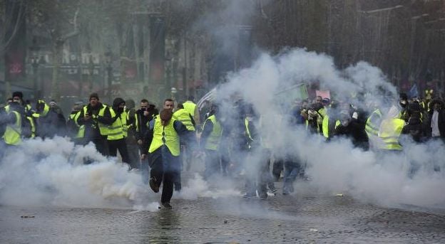 В Париж ври и кипи! "Жълтите жилетки" подпалиха Шанз Елизе, стана страшно (СНИМКИ/ВИДЕО/НА ЖИВО)