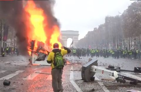 В Париж ври и кипи! "Жълтите жилетки" подпалиха Шанз Елизе, стана страшно (СНИМКИ/ВИДЕО/НА ЖИВО)