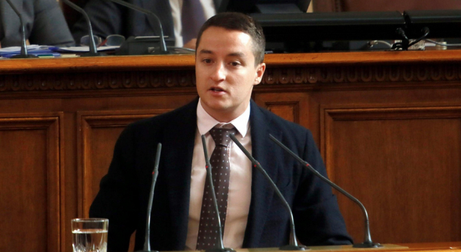 На кого показва среден пръст съпругата на депутат от БСП? (СНИМКА)