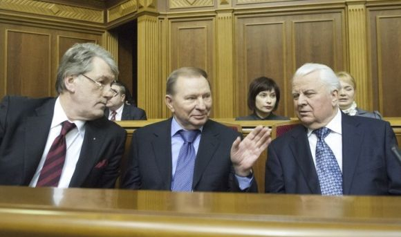 Трима предишни президенти на Украйна попиляха Порошенко за военното положение  