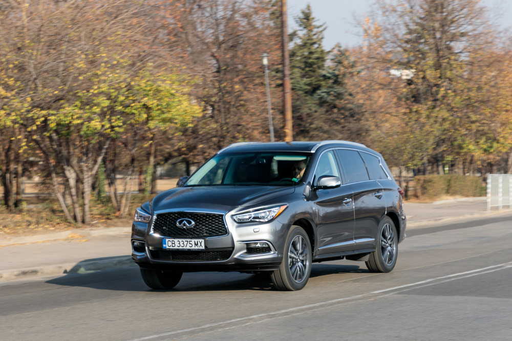 Големият японец Infiniti QX60 се вижда отдалеч на пътя, но какво има вътре ... (СНИМКИ)