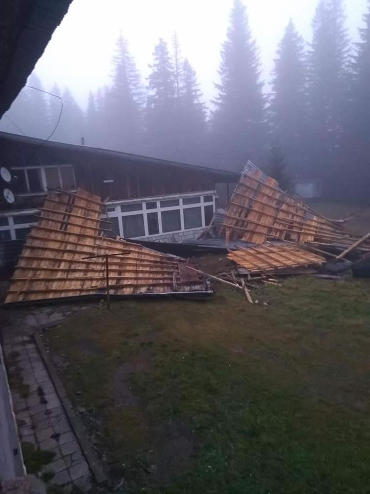 Голяма поразия под връх Ком! Ураганният вятър направи на трески покрива на новата хижа (СНИМКИ)