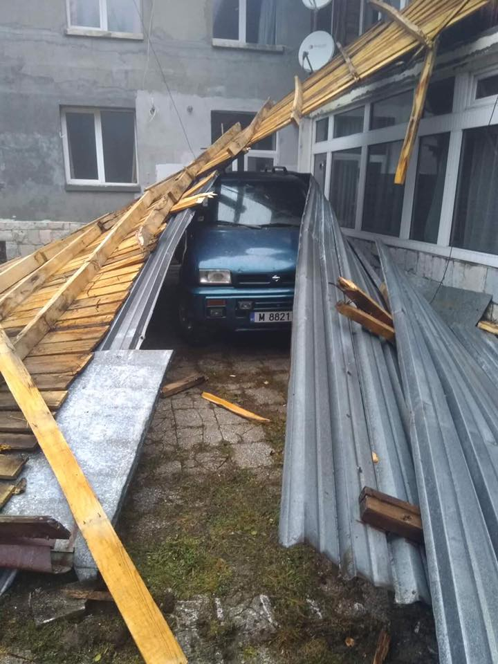 Голяма поразия под връх Ком! Ураганният вятър направи на трески покрива на новата хижа (СНИМКИ)