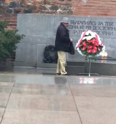 Не е за вярване каква простотия направи този старец пред Паметника на незнайния воин (ВИДЕО)