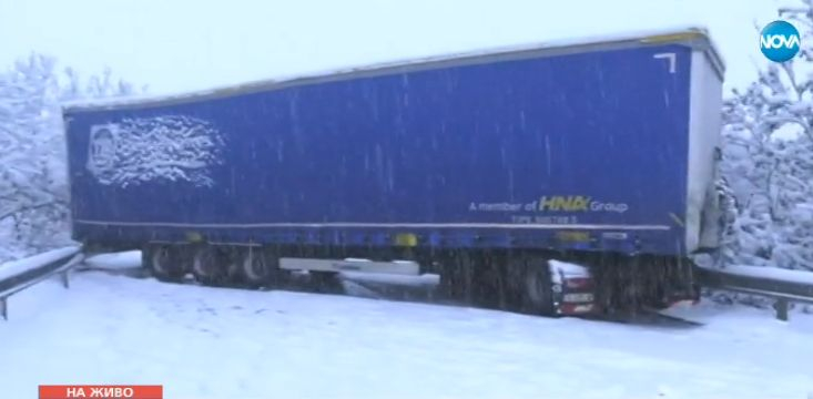 Извънредна ситуация с ТИР на пътя Видин-Монтана, спряха движението (СНИМКИ/ВИДЕО)