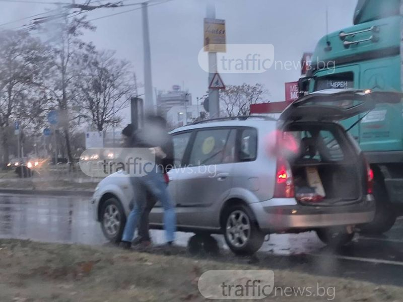 Свиреп сутрешен бой между шофьори на оживено кръстовище! (СНИМКИ)