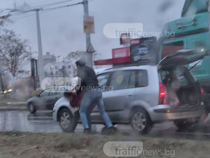 Свиреп сутрешен бой между шофьори на оживено кръстовище! (СНИМКИ)
