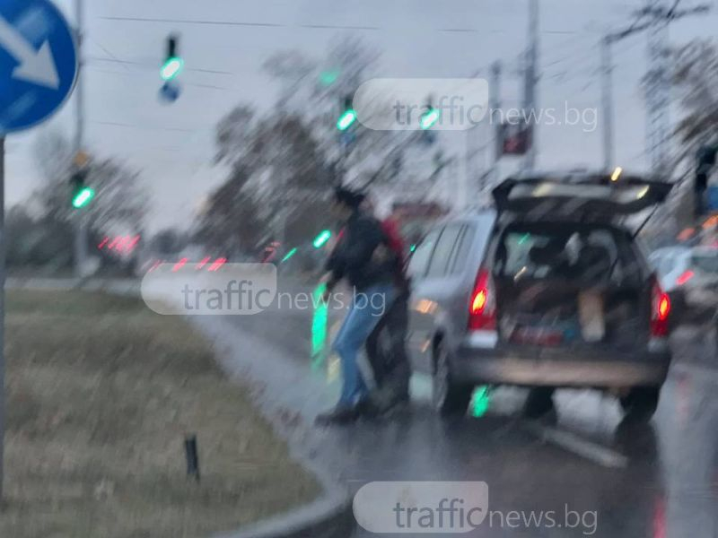 Свиреп сутрешен бой между шофьори на оживено кръстовище! (СНИМКИ)