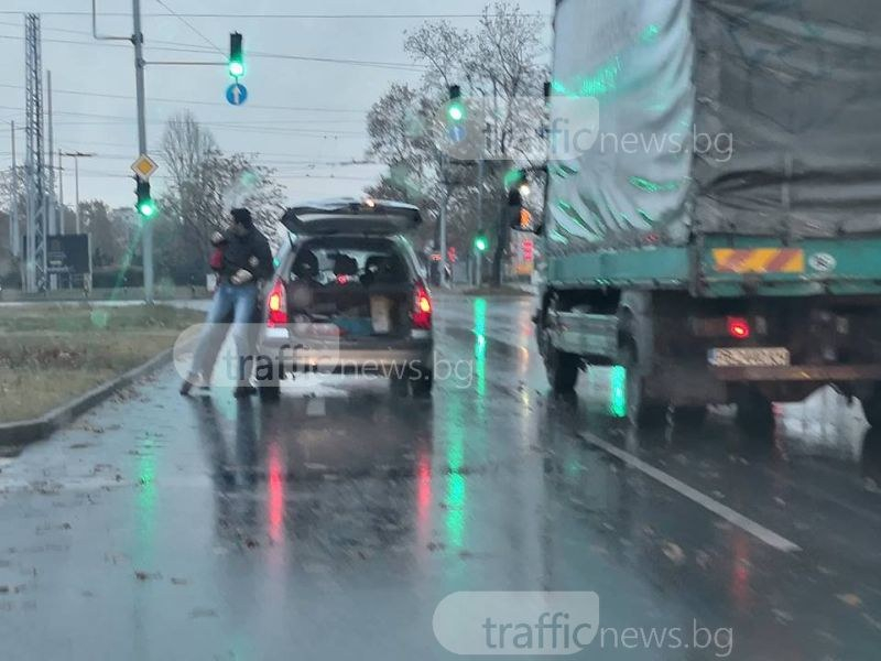 Свиреп сутрешен бой между шофьори на оживено кръстовище! (СНИМКИ)