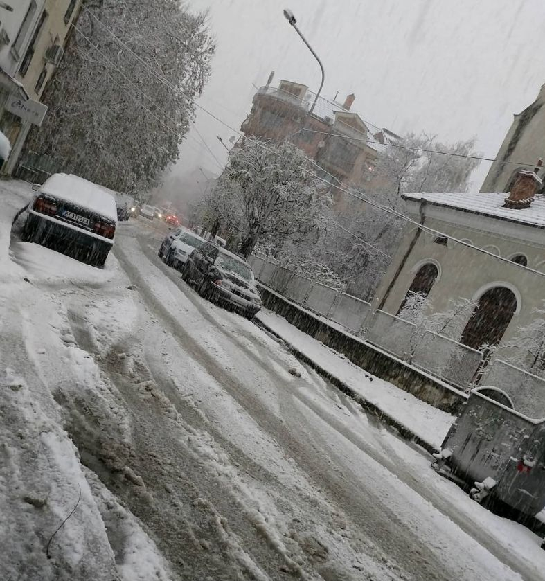 Кошмарни задръствания в половин България заради снега (СНИМКИ)
