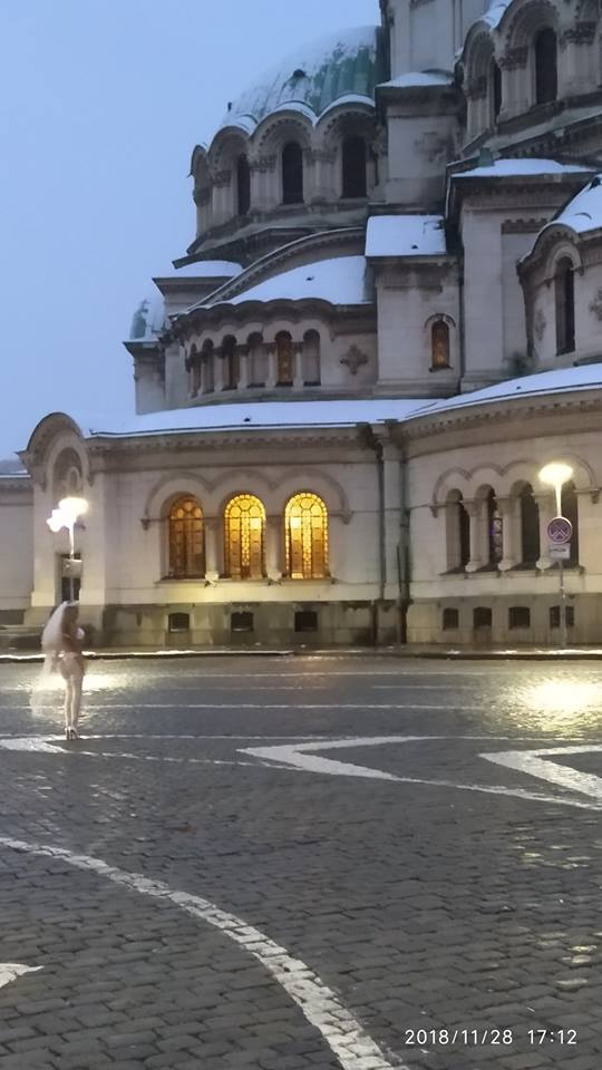 Само в БЛИЦ! Полугола русокоса мадама по бельо втрещи софиянци (СНИМКИ 18+)
