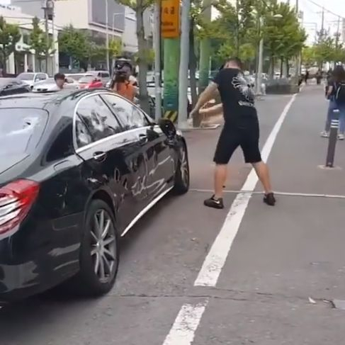 Наказателна акция: Направиха на сол Mercedes S63 AMG за над 200 бона (ВИДЕО)