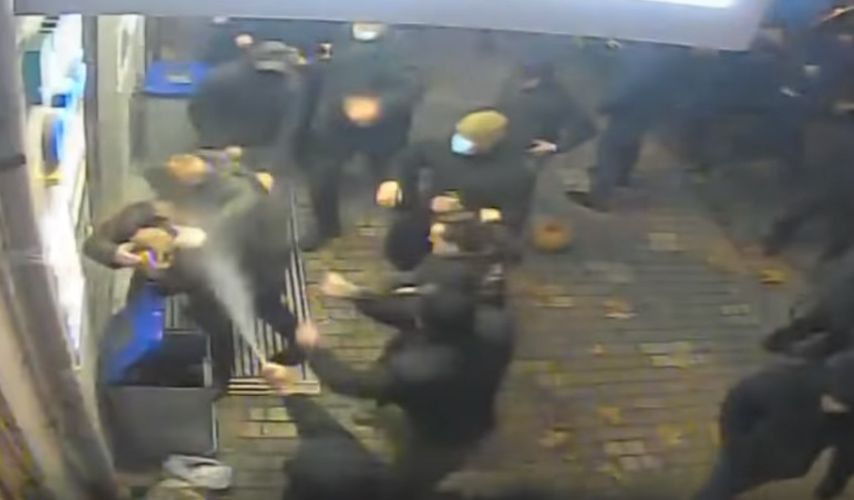 Зрелищно ВИДЕО от военното положение в Украйна: Маскирани нападат съперник на Порошенко, който вече го изпреварва за президентските избори 