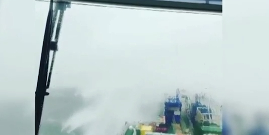 Невиждана по мощ буря бушува в Черно море, подхвърля корабите като играчки (ВИДЕО)