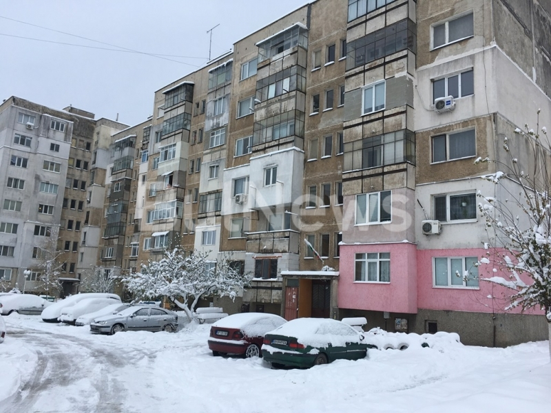 МВР обясни как е починал мъжът, открит посред нощ пред блок във Враца