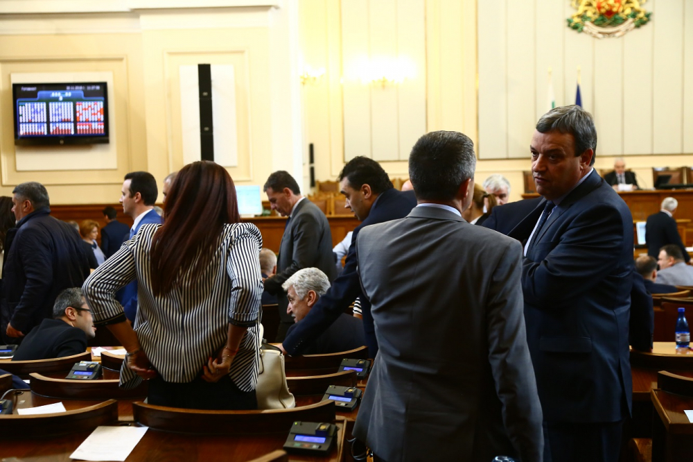Днес в парламента ще е напечено