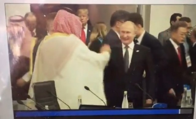 ВИДЕО на поздрав между Путин и принца на Саудитска Арабия взриви мрежата