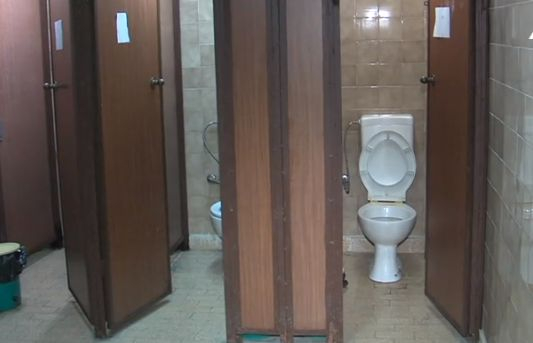Цялата мрежа изпадна в потрес от СНИМКИТЕ, направени в тоалетната на читалище в Благоевград