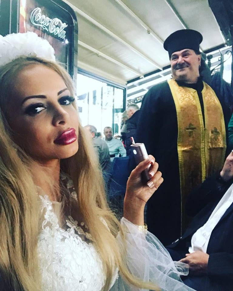 Само в БЛИЦ! Голата руса булка пред храма „Александър Невски", забъркала неописуема гавра, показа още по-скандални СНИМКИ и ВИДЕА (18+)