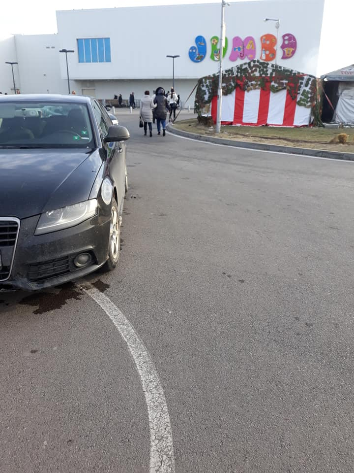 Само в БЛИЦ! „Тъпа селска пръчка“ потресе софиянци с паркирането си (СНИМКИ)