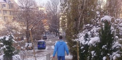 Само в БЛИЦ! Шокиращо е какво направи този младеж в най-големия студ (СНИМКА)