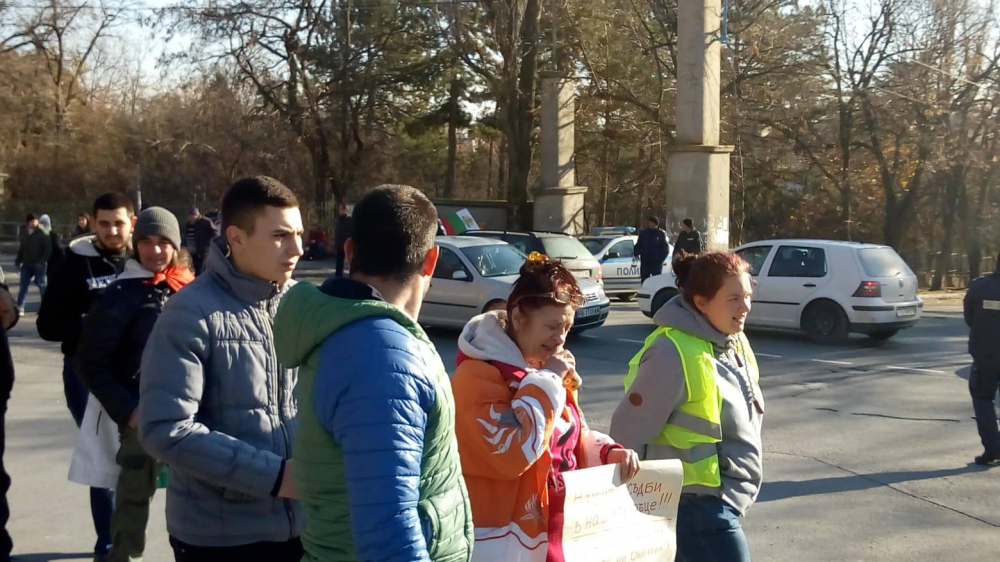 Протестиращи в Сопот палиха гуми и играха хоро, след като блокираха пътя (СНИМКИ/ВИДЕО)