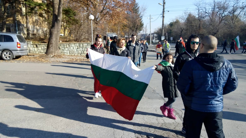 Протестиращи в Сопот палиха гуми и играха хоро, след като блокираха пътя (СНИМКИ/ВИДЕО)