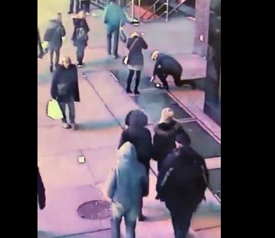 Влюбен младеж предложи брак на приятелката си насред „Таймс Скуеър“, но нещо се обърка и сега цялата полиция го издирва (ВИДЕО)
