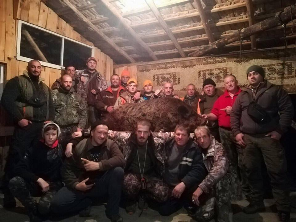 Авджии от Гайтаниново убиха 216-килограмов звяр (СНИМКИ 18+)