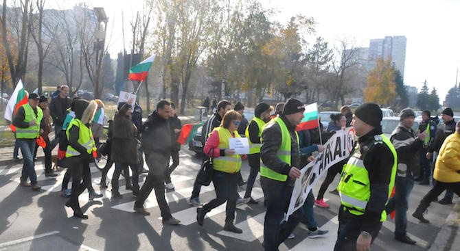Най-ново проучване показа ГЕРБ или БСП ще победи на избори, ако се проведат днес и кой ще изхвърчи от парламента
