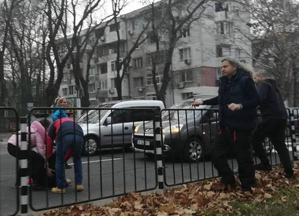 Кошмарна катастрофа в Бургас, възрастен мъж, облян в кръв, лежи на земята (СНИМКИ)
