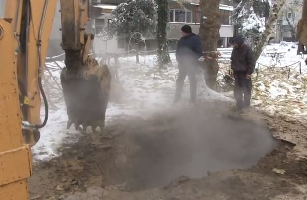Зловещата дупка на русенската „Топлофикация“ взе нова жертва (ВИДЕО)