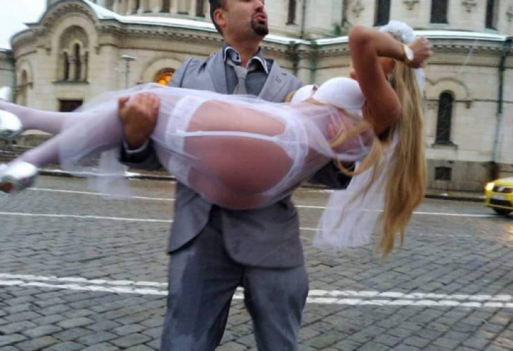 Скандални СНИМКИ 18+ доказаха с кой мачка чаршафите полуголата булка от храма "Александър Невски"! 