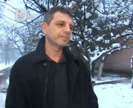 Симеонов видя зулумите, които циганите с чорапи на главите направиха в бащината му къща и... (СНИМКИ)