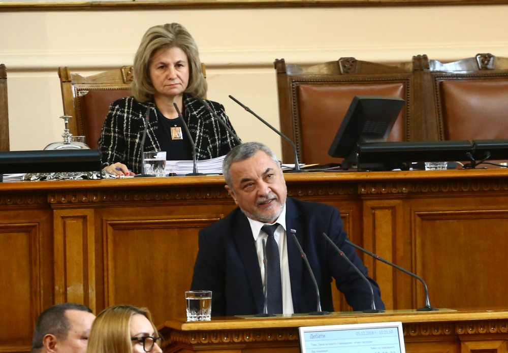 Съдът няма да глобява Валери Симеонов за "нагли човекоподобни" 