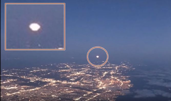 Американец погледна през илюминатора на самолета в небето над Ню Йорк и онемя от видяното (ВИДЕО)
