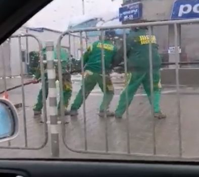 Само в БЛИЦ! Мрежата закипя заради това ВИДЕО с работници от София