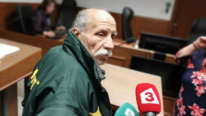 Ето го 72-годишния Сашко, който нахлу въоръжен до зъби в президентството (СНИМКА)