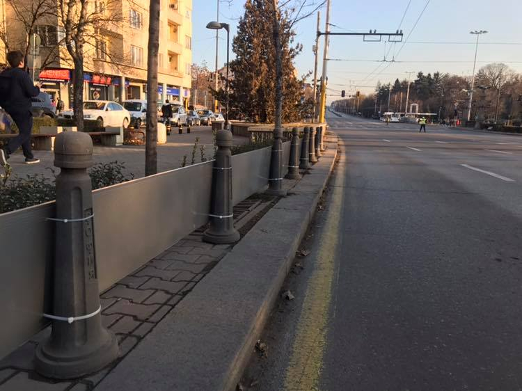 Само в БЛИЦ! Странно архитектурно хрумване в центъра на София, прикрепено със свински опашки, шашардиса всички (СНИМКИ)