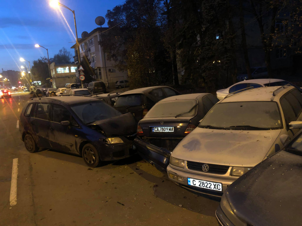 Трясък и ядове в кв. „Хаджи Димитър“! Столичани се хванаха за главите, като видяха колите си (СНИМКИ)