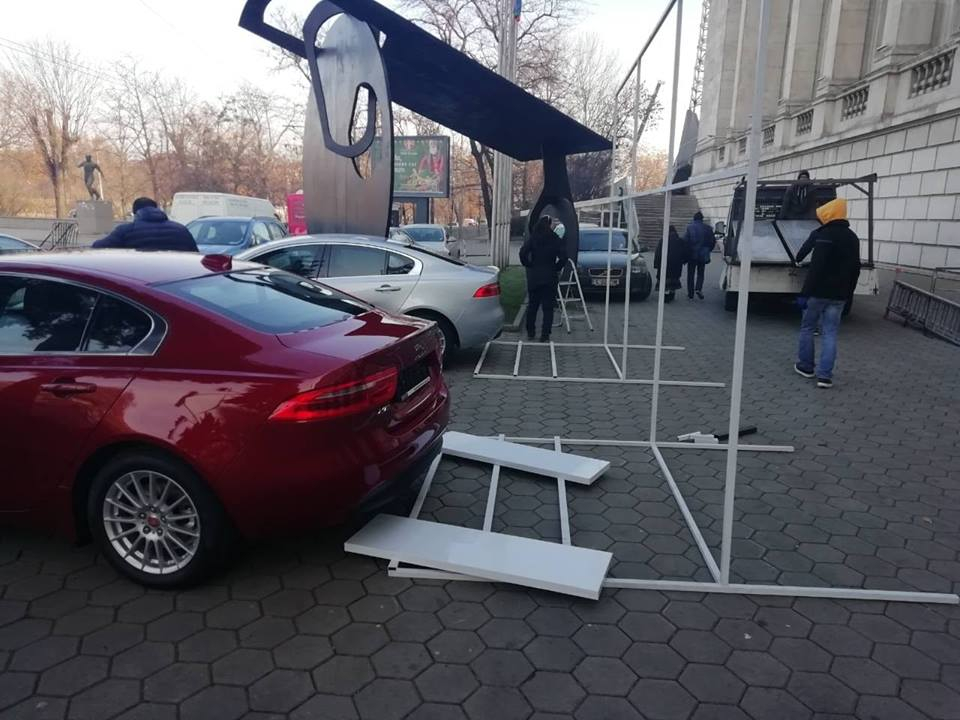 Първо в БЛИЦ: Нещо се случва с два лъскави "Ягуар XE" пред Националния стадион, кипи странна суетня! (СНИМКИ) 