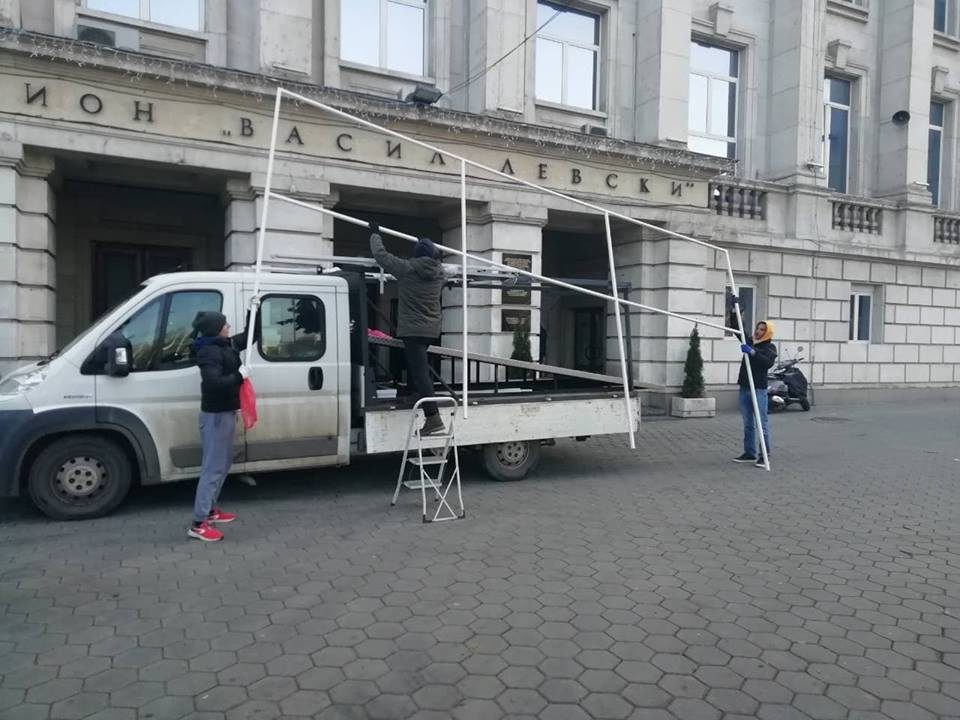Първо в БЛИЦ: Нещо се случва с два лъскави "Ягуар XE" пред Националния стадион, кипи странна суетня! (СНИМКИ) 