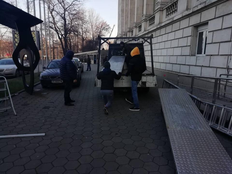 Първо в БЛИЦ: Нещо се случва с два лъскави "Ягуар XE" пред Националния стадион, кипи странна суетня! (СНИМКИ) 