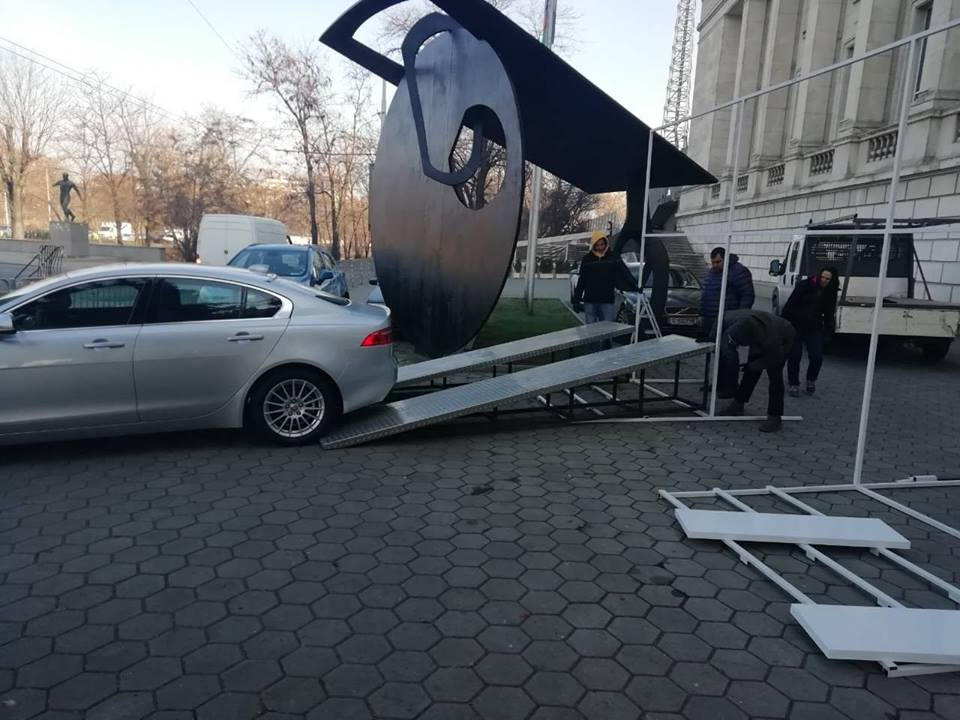 Първо в БЛИЦ: Нещо се случва с два лъскави "Ягуар XE" пред Националния стадион, кипи странна суетня! (СНИМКИ) 