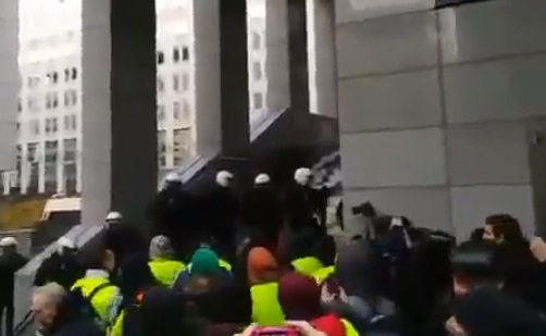 Щафетата "Жълти жилетки" се прехвърли и в Брюксел! Протестиращи опитват да нахлуят в Европарламента (ВИДЕО)
