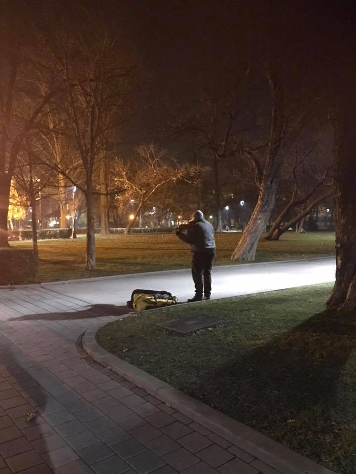 Само в БЛИЦ! Цялата мрежа плаче заради тази СНИМКА на мъж, направена в столичен парк 