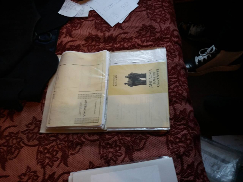 Удар на полицията срещу мафията в Костенец, разбиха незаконна печатница, а вътре намериха освен документи и... (СНИМКИ)